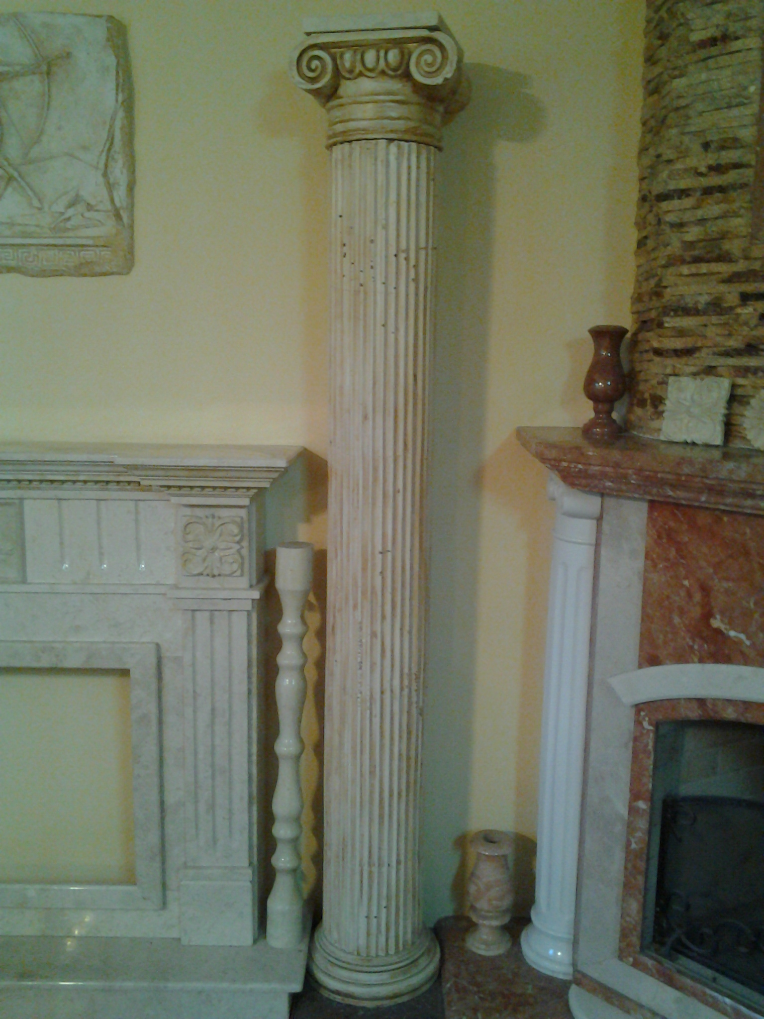колонна из мрамора